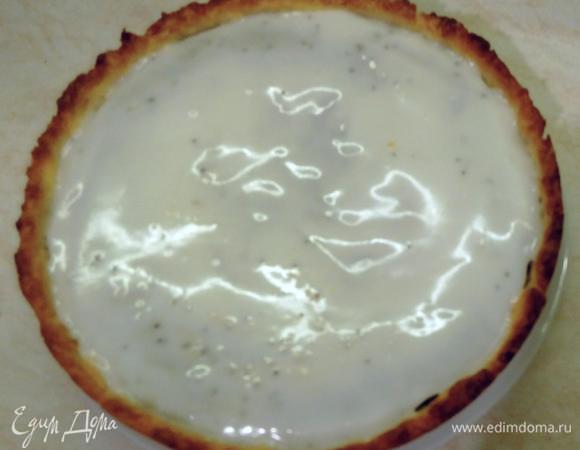 Глазурь. 
Смешать сахарную пудру и лимонный сок, тщательно перемешать. Глазурь должна быть очень густой, но при этом она должна легко наноситься поверх начинки. Поэтому если вам кажется, что она слишком густая, добавьте еще 1 ст. л. лимонного сока. 
Нанести её поверх остывшей начинки и оставить застывать на 10-15 мин. 