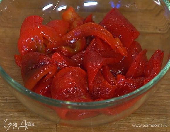 Когда перец пропотеет, удалить семена и снять кожицу, мякоть нарезать небольшими кусочками.