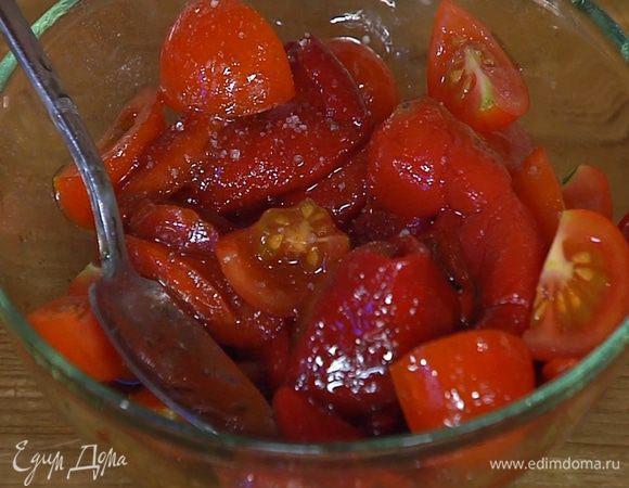 Кусочки сладкого перца залить бальзамическим уксусом, посыпать паприкой, добавить нарезанные помидоры и оливковое масло Extra Virgin, посолить и все перемешать.