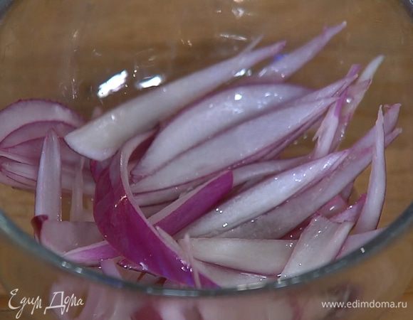 Красный лук почистить, нарезать тонкой соломкой, залить винным уксусом и дать постоять.