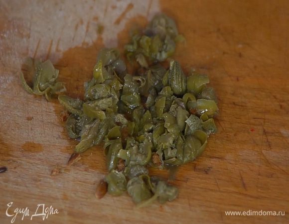 Каперсы и оливки мелко порубить.