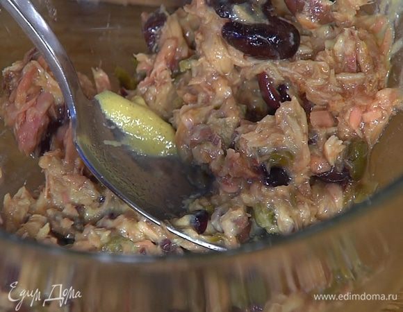 Соединить каперсы и оливки с тунцом, добавить горчицу, сок лайма и все перемешать.