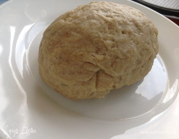 Просеять два вида муки, добавить соль и розмарин. Смешать масло и кипяток.
Постепенно подсыпая муку к воде, замесить мягкое тесто. Если тесто липкое, можно добавить пшеничной муки! Оставить тесто отдохнуть 15-30 минут.