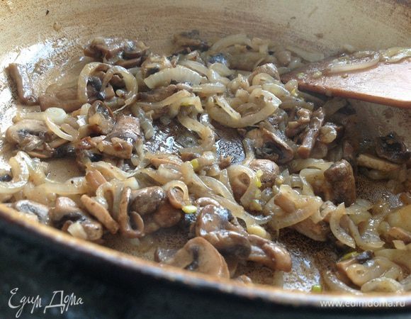 Для начинки. Грибы порезать ломтиками, лук полукольцами. Пассеровать лук до золотистого цвета, добавить грибы, обжаривать 5 минут, постоянно помешивая.