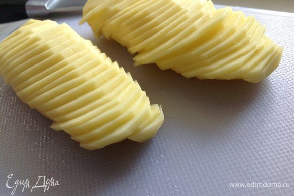 Картофель (2-3шт) нарезать тонкими слайсами.