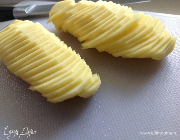 Картофель (2-3шт) нарезать тонкими слайсами.
