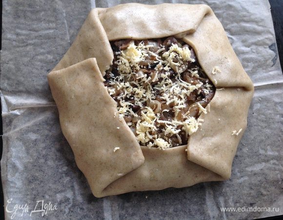 Последний слой грибной, посыпать сыром. Края теста  завернуть внутрь. Выпекать 35-45 минут при температуре 180 градусов.