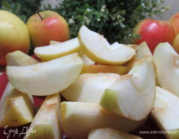 Яблоки почистить, разрезать на две или четыре части, удалить сердцевину. Кожицу не снимать.