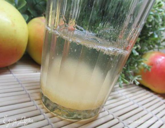 Желатин замочить в 150 мл холодной кипяченой воды и оставить для набухания.