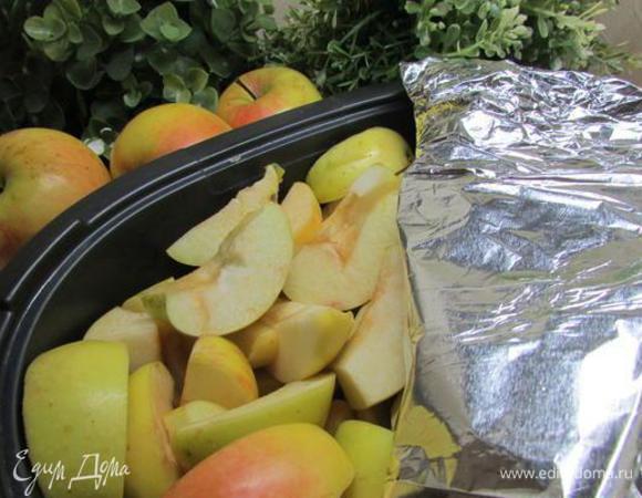Яблоки выложить на противень, застеленный фольгой. Я выложила яблоки в огнеупорную форму. Яблоки накрыть фольгой. Поставить в духовку. Запекать при температуре 200 градусов до тех пор, пока яблоки не станут мягкими (примерно 40 минут).