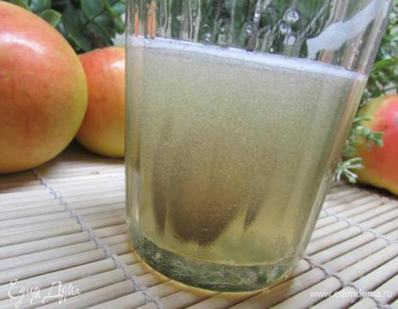 Теперь вернемся к желатину, который нужно довести до кипения, но не кипятить. Снимаем с огня и остужаем.