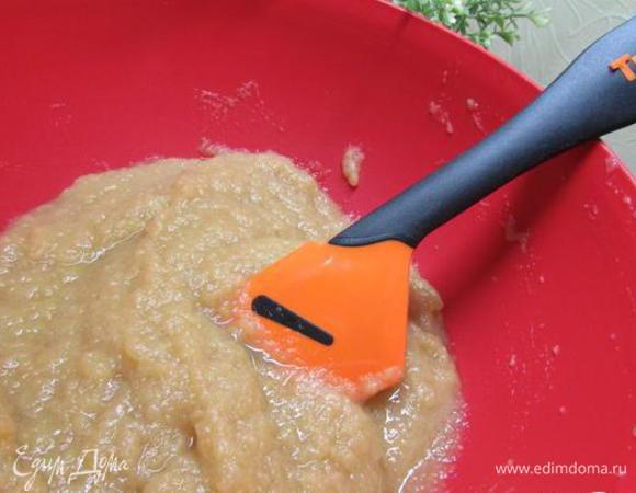 Остывшие яблоки протираем через сито, кожицу, естественно, устраняем. У нас получилось вот такое яблочное пюре.