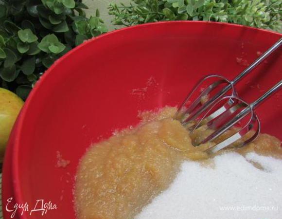 Добавляем в пюре сахар и взбиваем миксером до однородной массы.