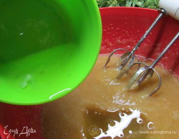 Затем добавляем в яблочное пюре белки и взбиваем до тех пор, пока наша смесь не увеличится в объеме в 2-3 раза.