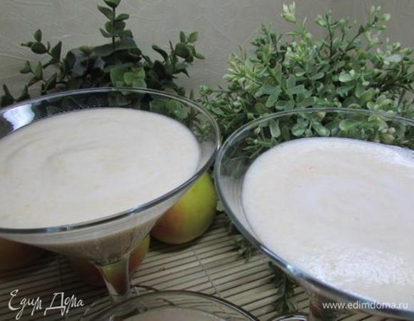 Ну вот, яблочный самбук почти готов. Теперь раскладываем его по креманкам и ставим в холодильник до застывания – на 3-4 часа. Я оставила на ночь