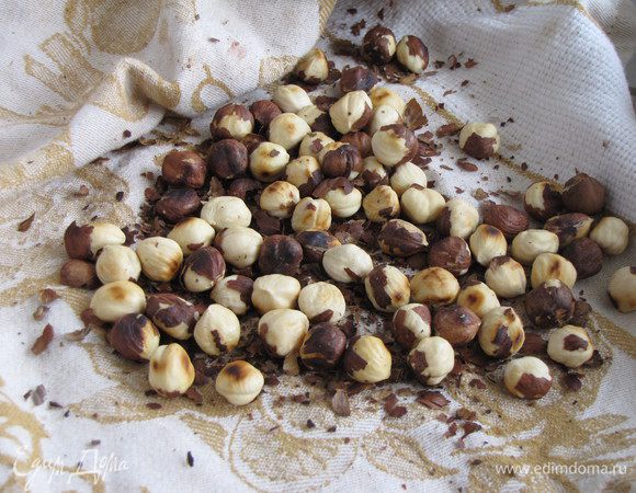 Затем выложить орехи в полотенце, закрыть и слегка потереть, чтобы отвалилась темная кожица.