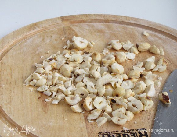 Орехи крупно порубить.