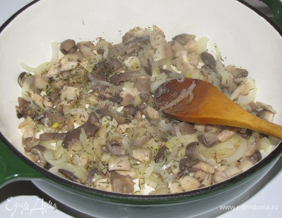 Нарезать грибы крупными кусочками и белый лук тонкими полукольцами. Разогреть в сковороде сливочное и оливковое масло, обжарить грибы вместе с луком. Добавить тимьян, соль и перец, пожарить еще немного. Переложить на тарелку и закрыть крышкой.