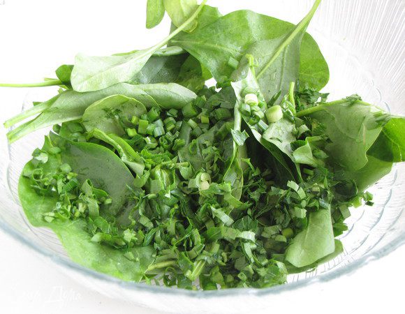 Салатные листы промыть и обсушить. Нарезать мелко зеленый лук и петрушку. Смешать зелень с салатными листьями.