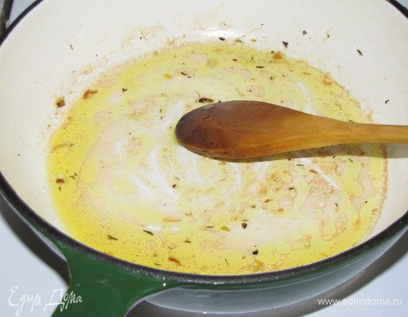 Смешать оливковое масло с белым винным уксусом (я использовала лимонный сок), немного посолить и прогреть заправку на сковороде, где жарились грибы.