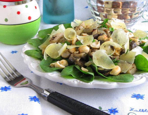 Посыпьте салат орехами и сырной стружкой и сразу же подавайте. Приятного аппетита!