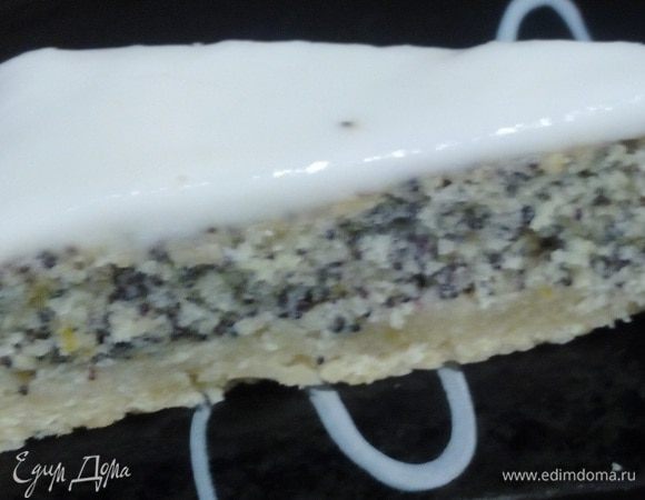 Можно поставить пай в холодильник, чтобы немного охладить его. 
А можно употреблять его и комнатной температуры, как вам больше нравится. Моим понравился охлажденный.

Приятного чаепития! :)