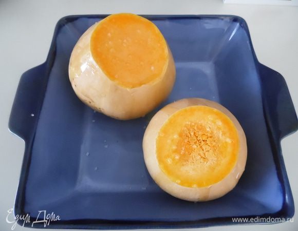 1.Тыкву помыть, отрезать верхнюю часть, полить оливковым маслом и посолить. Запечь в духовке 200С 25 мин.