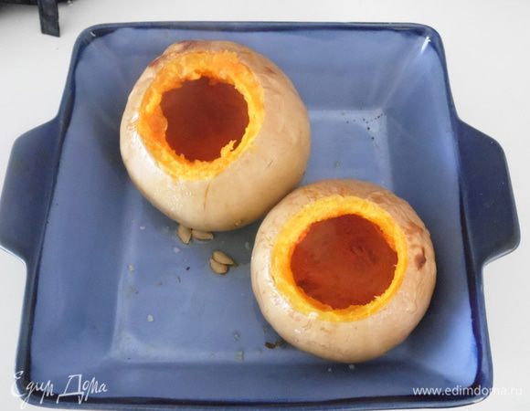 Затем осторожно ложкой вынуть внутреннюю часть, при этом я вынула нити мякоти тыквы и украсила ими внешнюю поверхность тыквы, получилось очень красиво. 