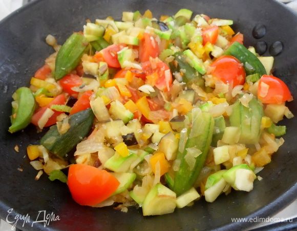 Нарезать овощи. В сковороде на среднем огне разогреть оливковое масло и обжарить в нем лук, чеснок и сельдерей в течение 3 минут, добавить бамию и кабачок, затем баклажан. Добавить томатную пасту, приправы, а затем помидоры, паприку.