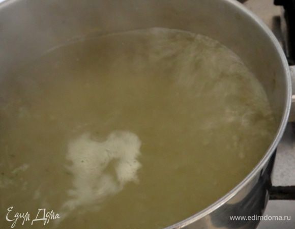 Довести до кипения бульон овощной, добавить в него жареные овощи, уменьшить огонь и варить 10 минут, периодически помешивая.