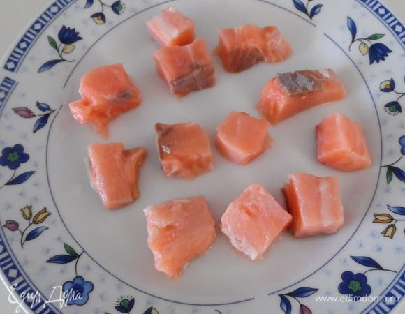 Половину филе нарезать на кусочки и обжарить 5 минут в оливковом масле. Отложить в сторону.