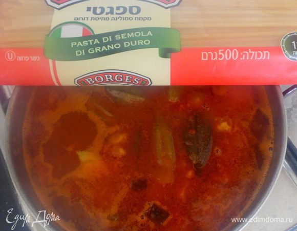 Затем добавить половину филе рыбы и спаггети. Варить суп до готовности пасты.