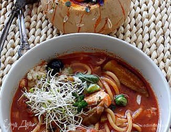 Если хотите подать в тыкве, то заполните тыкву супом и сверху положите кусочек рыбы, посыпьте сыром промазан и добавьте вяленые оливки, тоже самое проделайте с супом при подаче в тарелке. 