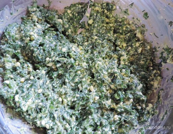 Творог растираем вилкой с яйцом и солью (по вкусу). Добавляем сыр, натертый на крупной терке. К полученной массе добавляем измельченный шпинат и зелень (у меня ее было 30г, петрушки примерно в два раза меньше укропа). Перемешиваем.