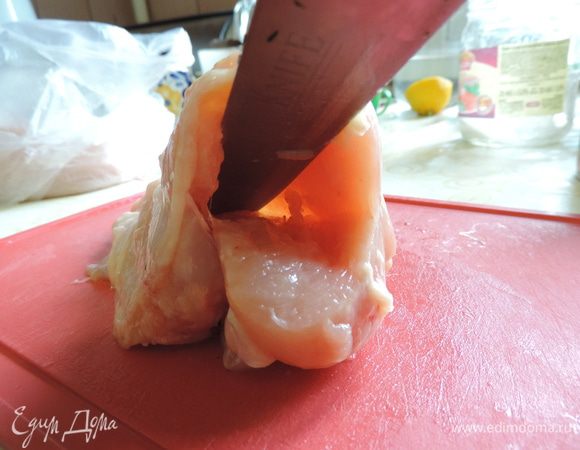 Если все сделано правильно, получаем вот такой кармашек. В узкой части филе надрез должен быть совсем небольшим и расширяться к верху.