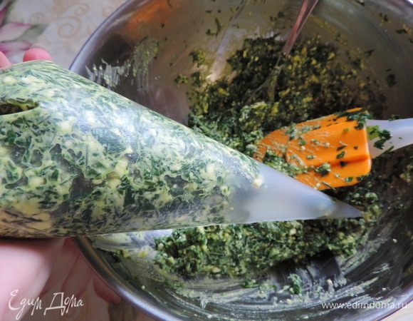 Полученной массой заполняем кондитерский мешок, для удобства заполнения уголок отрежем, когда полностью заполним мешок.