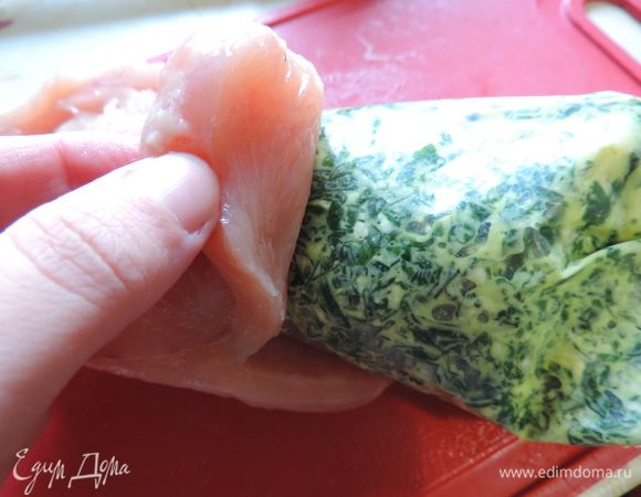 Теперь вводим носик мешка в "карманчик" и заполняем его начинкой.