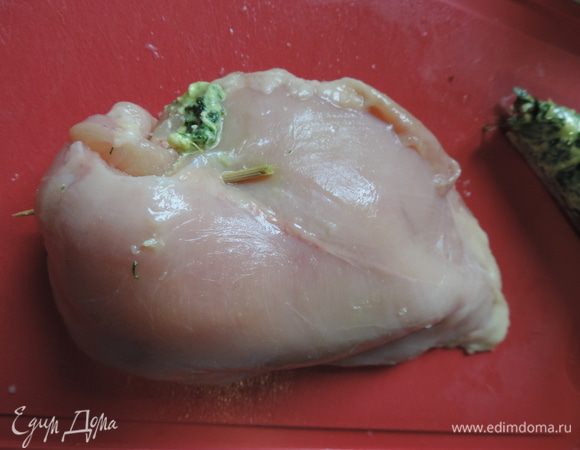 Филе нужно заполнить полностью, но так, чтобы начинка не вылазила обратно. Отверстие закалываем двумя зубочистками.