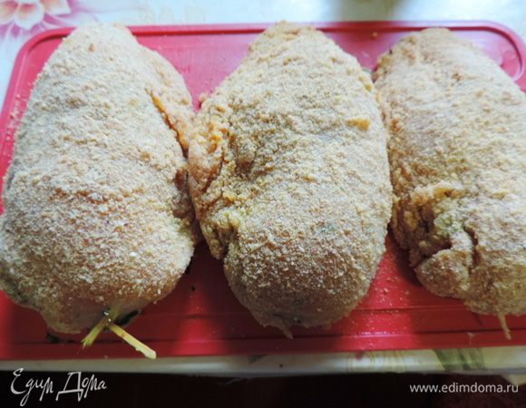 Яйца взбиваем, окунаем в них нафаршированое филе, затем обваливаем его в панировочных сухарях, повторяем через несколько минут эту процедуру еще раз. Уже получилось очень аппетитно)