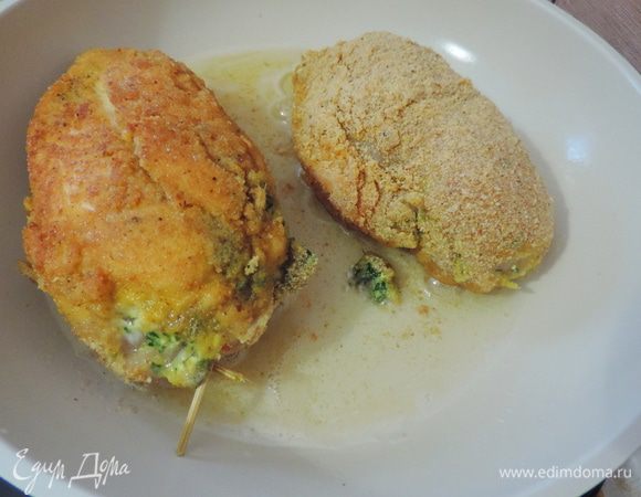 Теперь запанированные филешки нужно обжарить в раскаленном растительном масле до золотистой корочки с обеих сторон на большом огне. Мы не ставим цели прожарить наше филе полностью. Мы только "запечатываем" сок внутри мяса и формируем аппетитную корочку.