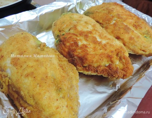 Обжаренное филе перекладываем в форму для запекания и отправляем в разогретую до 180 градусов духовку примерно на 15 минут. При прокалывании из курочки должен выделятся абсолютно прозрачный сок. Подавать можно сразу, желательно с овощным гарниром.