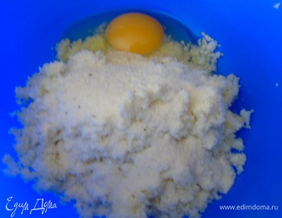 Добавить манку, яйцо, соль и перец.