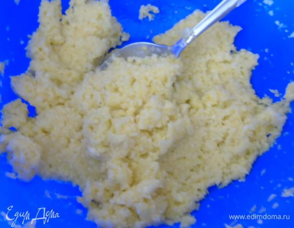 Все тщательно перемешать и оставить на 10 минут. Капуста за это время пустит сок и манка набухнет