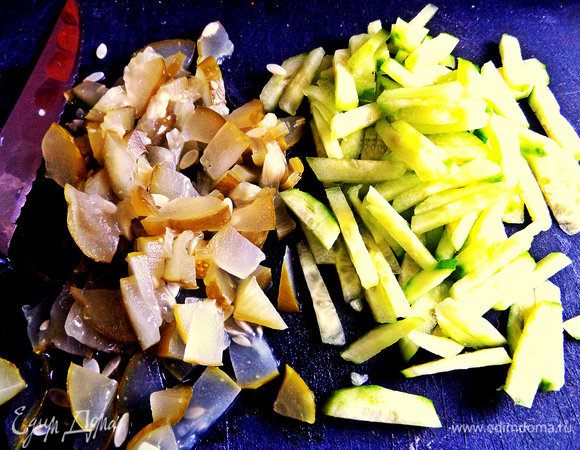 Огурцы крошим соломкой.
