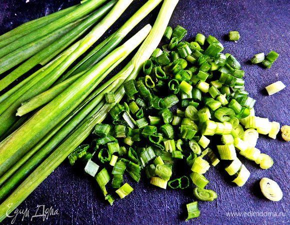Зелёный лук мелко нарубить.
