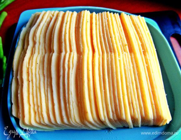 Сыр я всегда заранее нарезаю на тонкие пластинки и держу в сырнице.