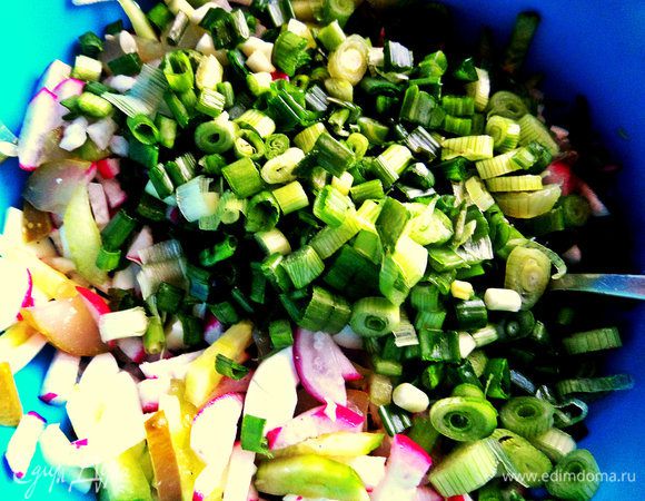 Смешиваем овощи, зелень, белки.