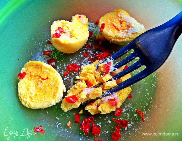 Для заправки размять желтки с кусочками чили и солью.