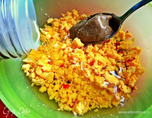 Влить масло для салатов 3-4 ложки.