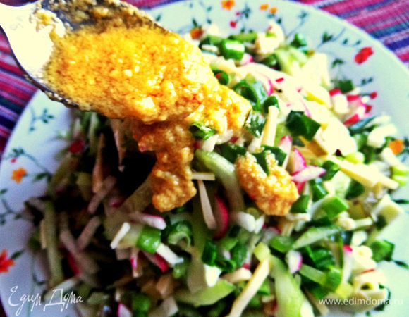 Выкладываем салат горкой и поливаем заправкой сверху.